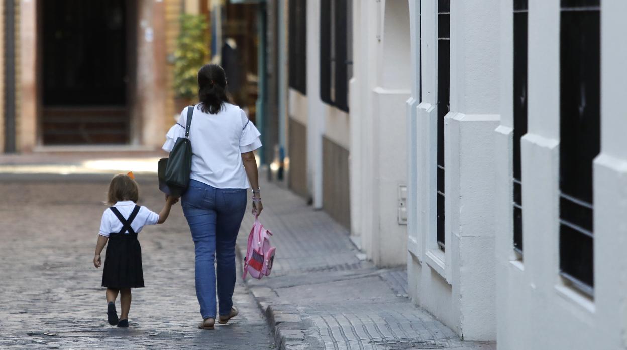 Parejas divorciadas, ¿quién debe hacer frente a los gastos escolares?