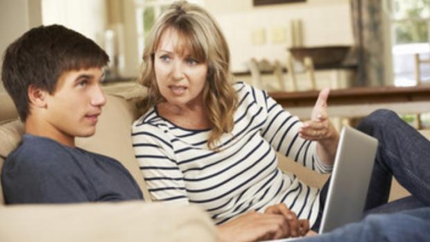 «Con el acceso a internet, los padres tienen más difícil justificar frases como "Porque yo lo digo"»