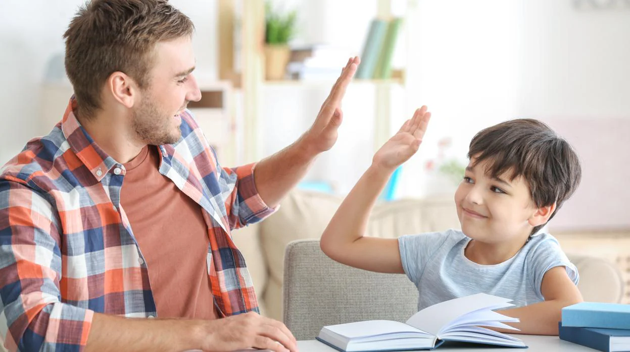 Organizar los deberes con tu hijo le beneficia; hacerlos con él, no