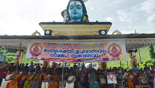 Conservadores hindúes amenazan con suicidios colectivos si las mujeres con la regla entran a su templo