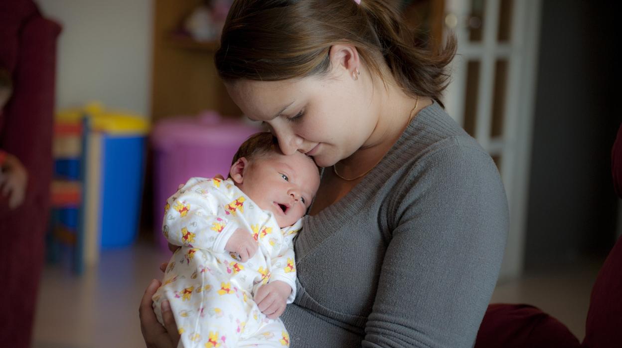 Las ocho dudas más frecuentes al reclamar el IRPF de la prestación de la baja por maternidad