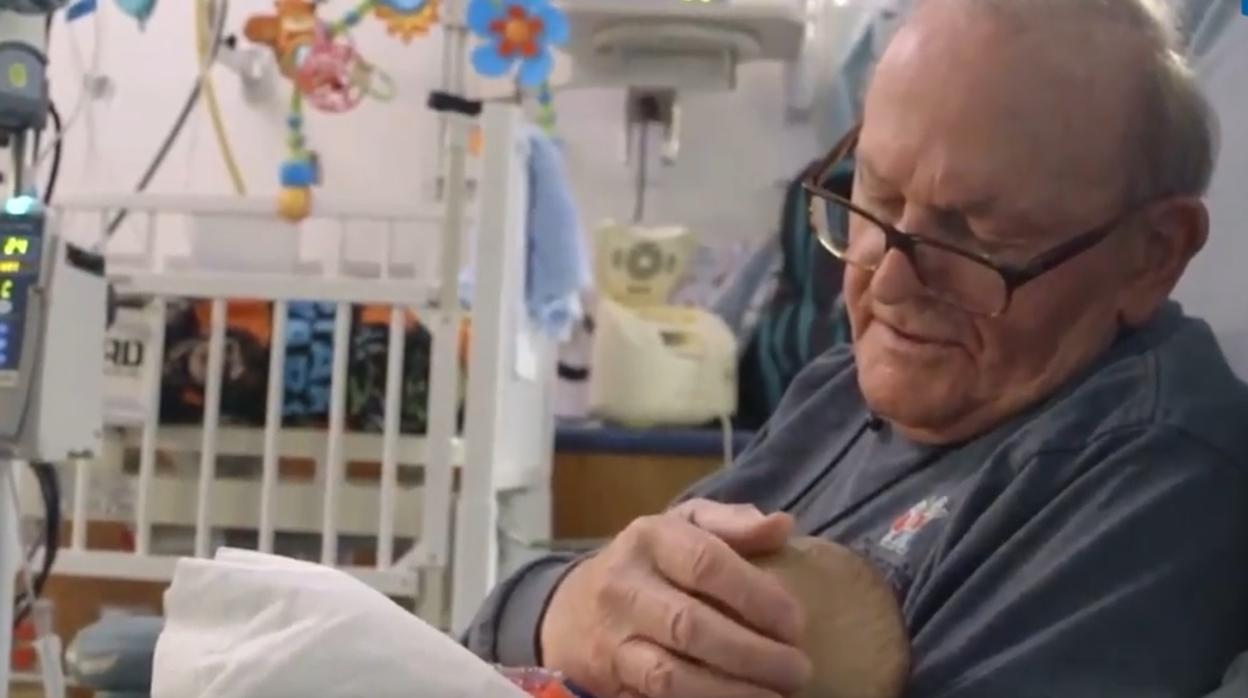 La emocionante historia de un abuelo que cuida a bebés prematuros