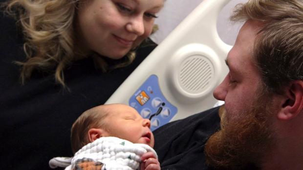 Salva a su marido durante un paro cardíaco y al día siguiente da a luz a su primer hijo