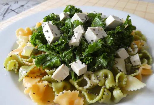 Kale con pasta tricolor y tofu