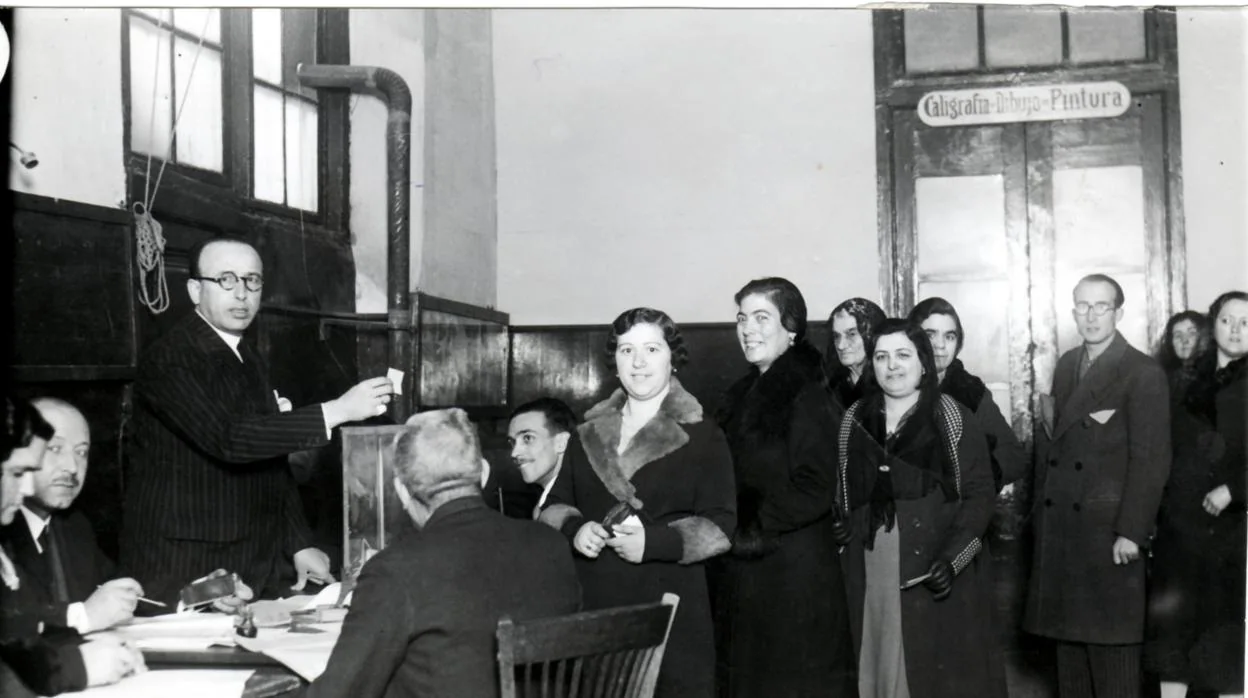 Mujeres zaragozanas votan en las elecciones generales de 1933, las primeras con sufragio universal