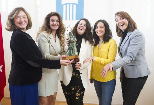 Foto de equipo ABC Familia (de izda. a dcha.): Carlota Fominaya, Laura Peraita, Alejandra González, Nieves Mira y Raquel Alcolea