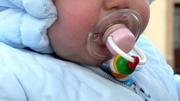 Chupar el chupete de un bebé para limpiarlo previene alergias y asma