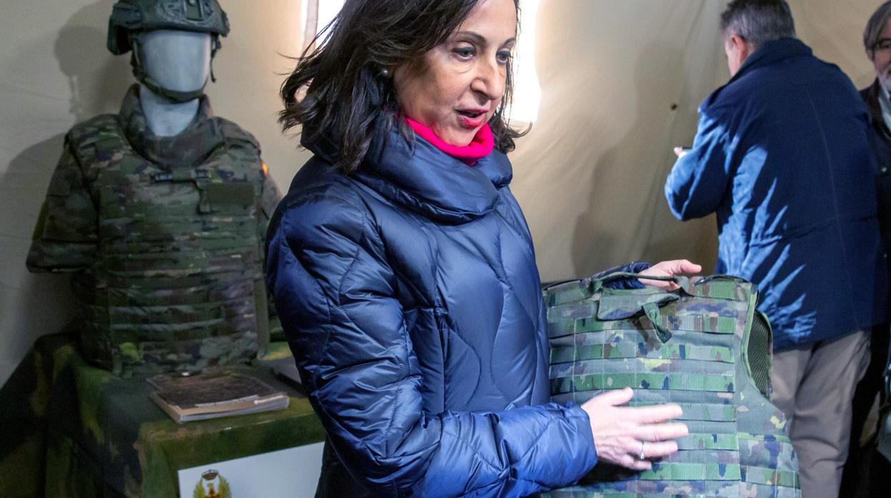 La ministra Margarita Robles muestra el chaleco de protección para las mujeres del Ejército