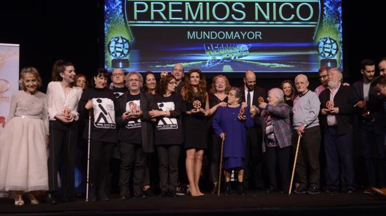 Foto de familia de los ganadores del Premio Mini Nico 2018 de Mundo Mayor