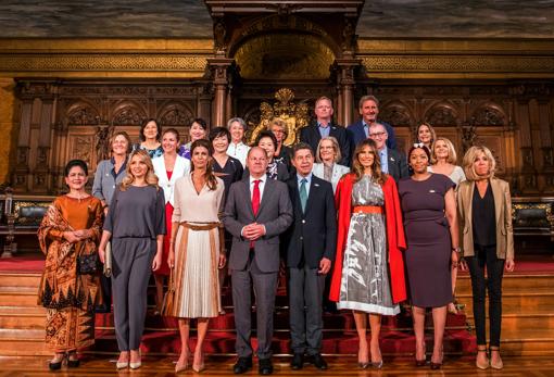 El alcalde de Hamburgo con los consortes de los jefes de Estado del G20