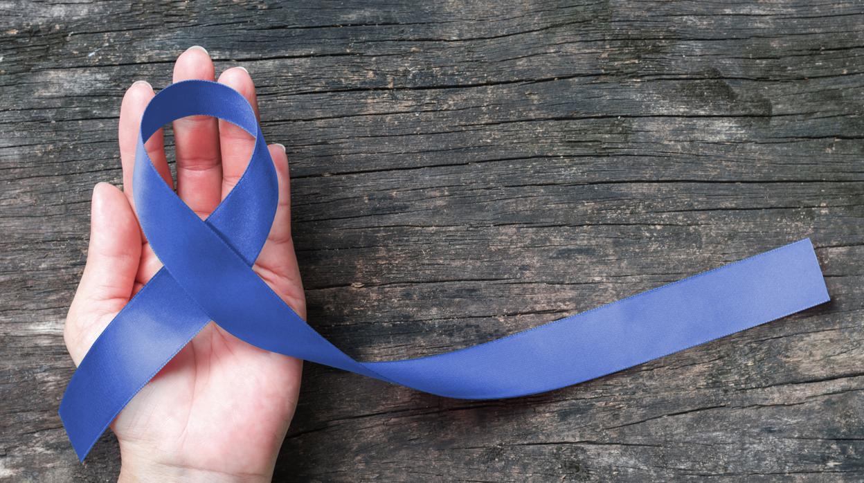 El lazo azul, símbolo para concienciar sobre el cáncer de colon.