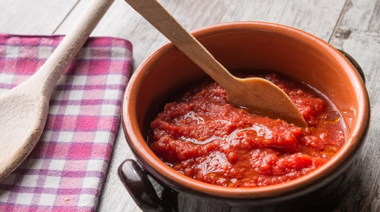 La salsa de tomate puede teñir los dientes.