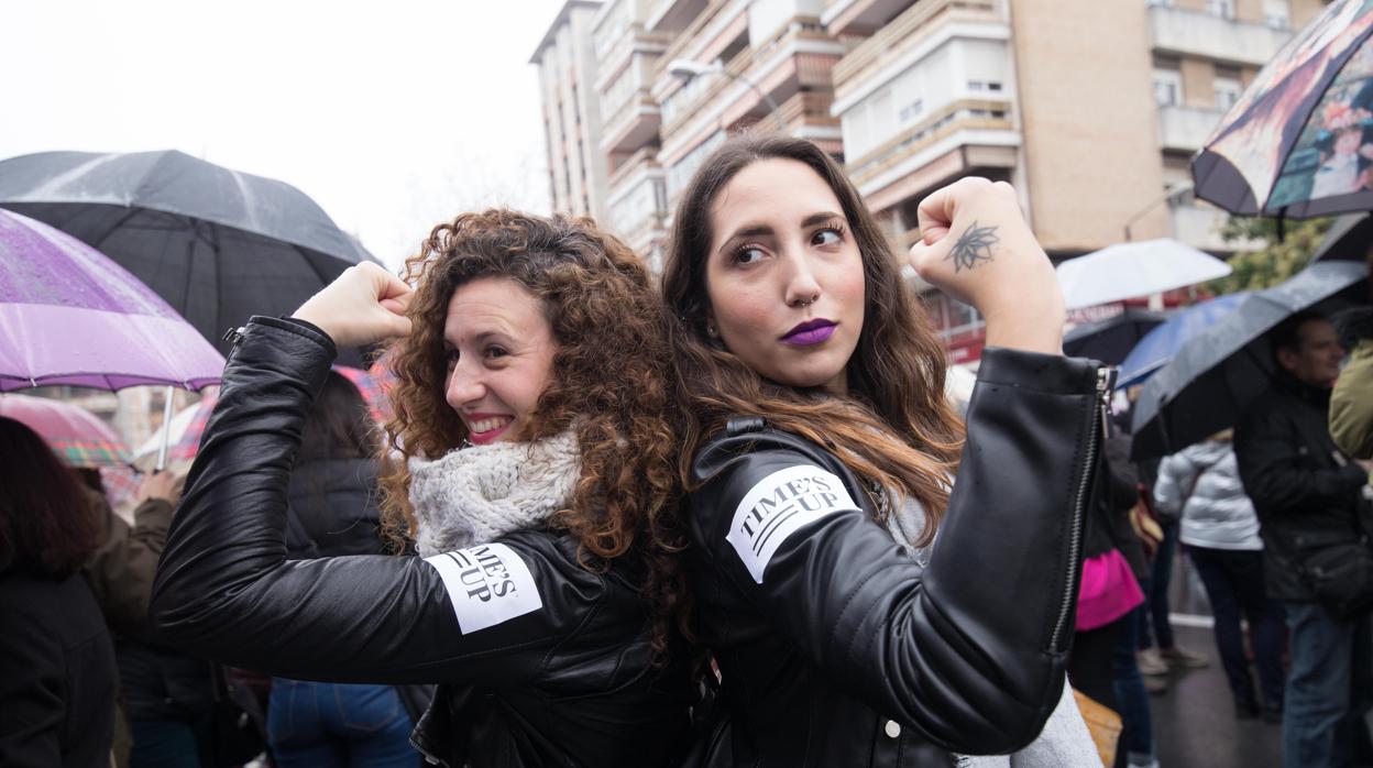 Dos chicas se manifiestan en el Día de la Mujer