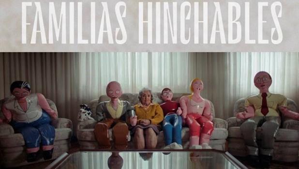 La impactante historia de Paquita, la mujer que vive con una familia de muñecos hinchables