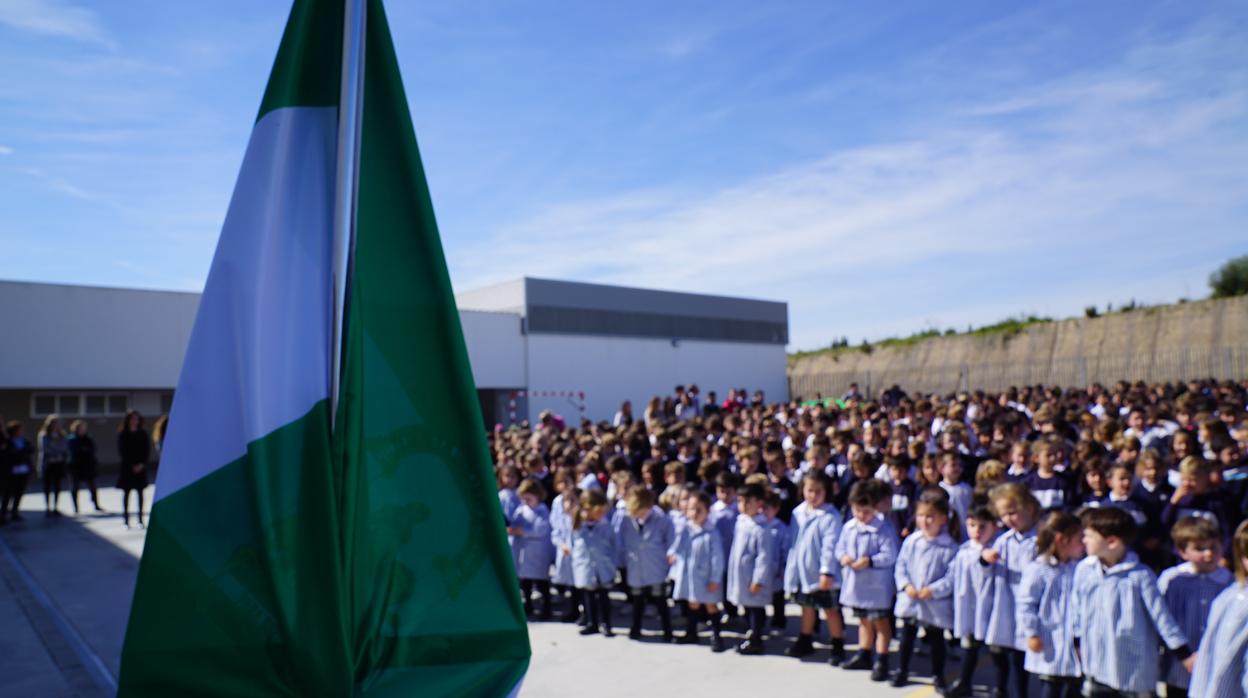 El acto central tuvo lugar en el patio del colegio