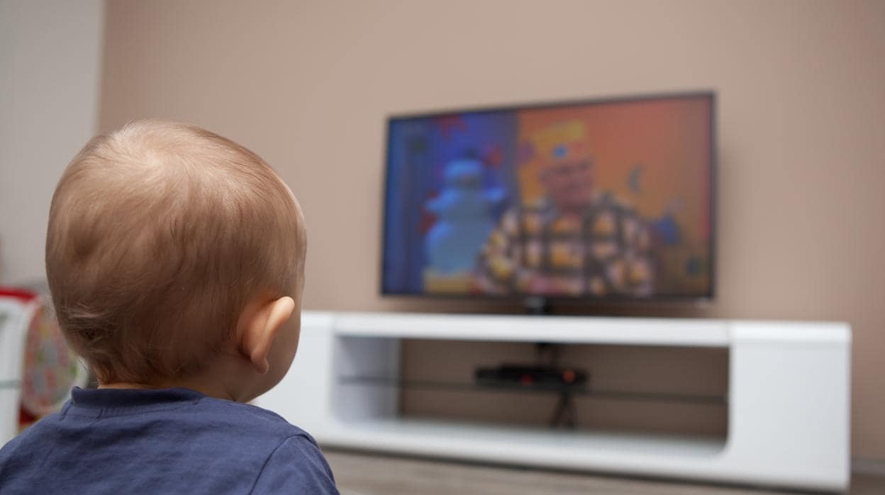 Razones por las que los bebés no deberían ver la televisión jamás