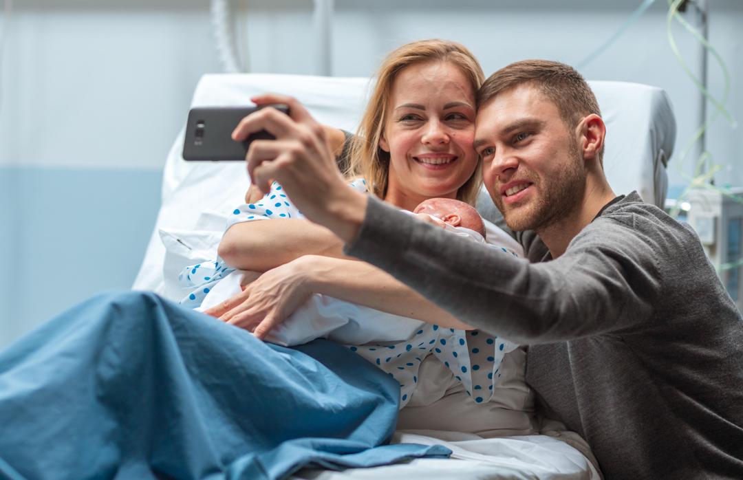«Deja el móvil a un lado» y disfruta de tu bebé recién nacido, la campaña viral de una pediatra en Twitter