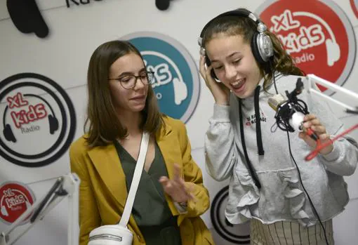 Laura Gutiérrez, junto a una de sus compañeras, durante la emisión de un programa en XL Kids Radio.
