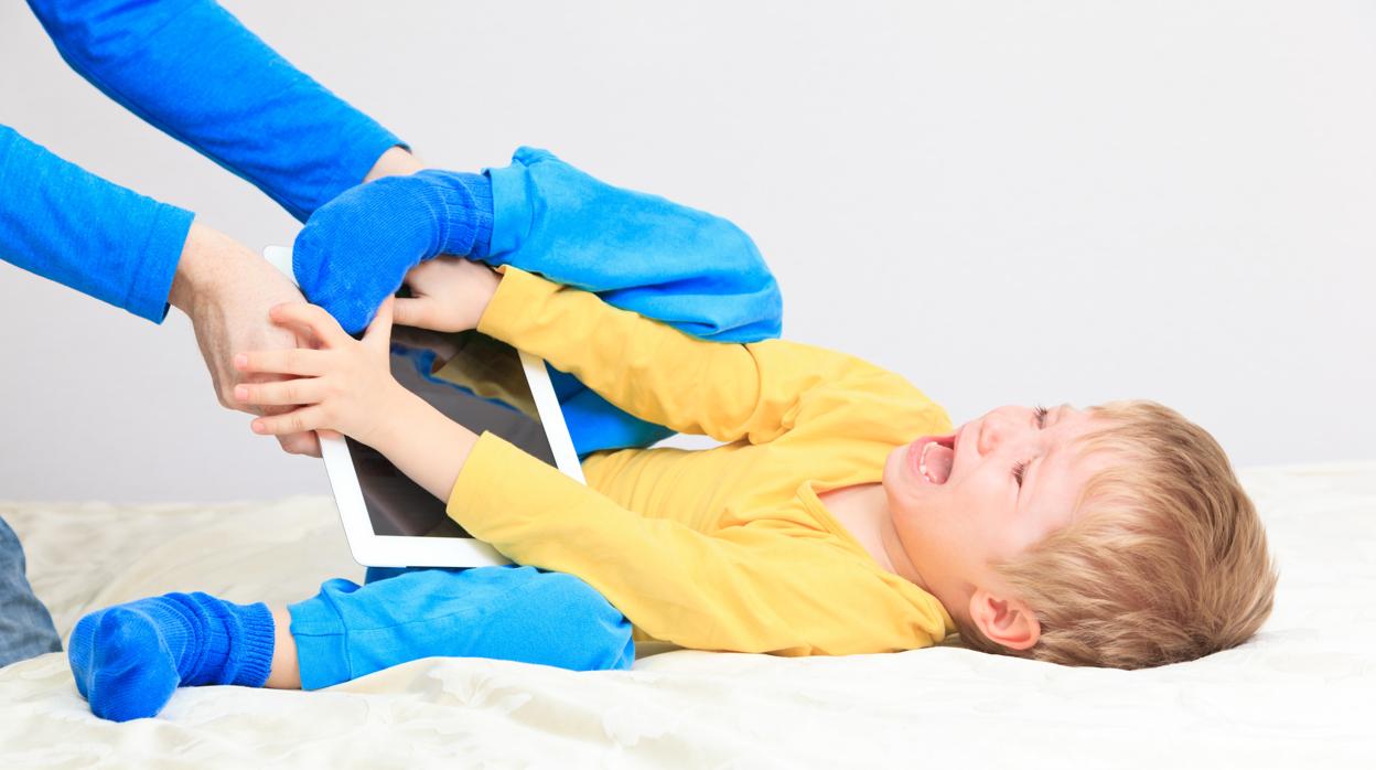 Cómo actuar ante las descomunales pataletas de tu hijo cuando le quitas la tablet, el móvil...