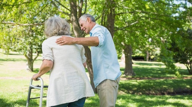 Hay más hombres cuidadores que mujeres a partir de los 80 años