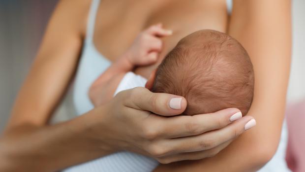 La leche materna beneficia al bebé más allá de la lactancia