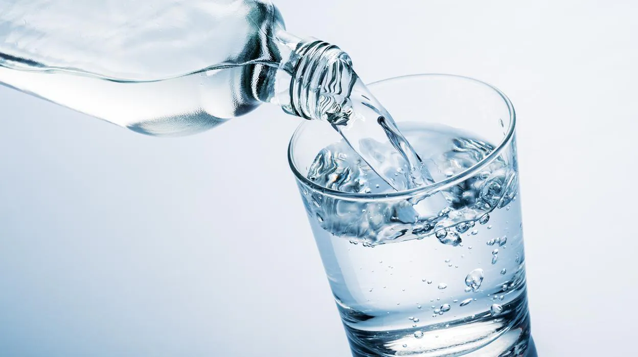 Se recomienda beber entre 2 y 2,5 litros de agua al día