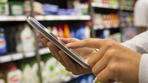 Cómo hacer una compra más saludable en el supermercado: 8 apps «chivatas» que dicen lo que es peor