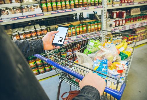 Cómo hacer una compra más saludable en el supermercado: 8 apps «chivatas» que dicen lo que es peor