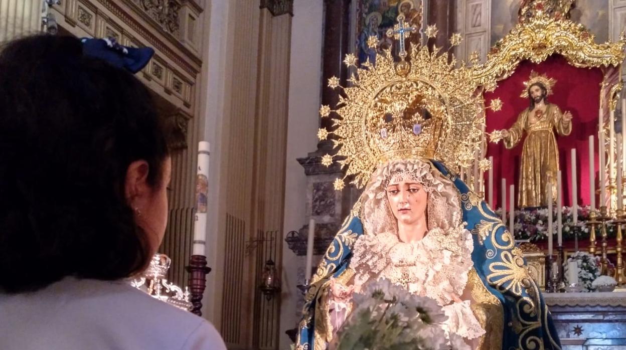 Los alumnos han hecho la ofrenda con motivo del 50 aniversario de la Hermandad de la Sed