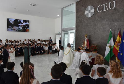 Procesión del Corpus Christi en el Colegio CEU San Pablo Sevilla