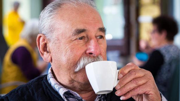 El consumo habitual de café se asocia a un menor riesgo de caídas en personas mayores