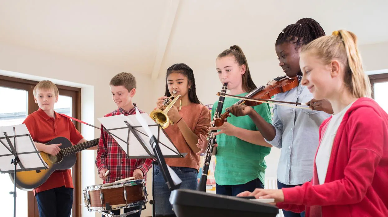 Los estudiantes de instrumentos musicales obtienen mejores calificaciones en matemáticas, ciencias e inglés