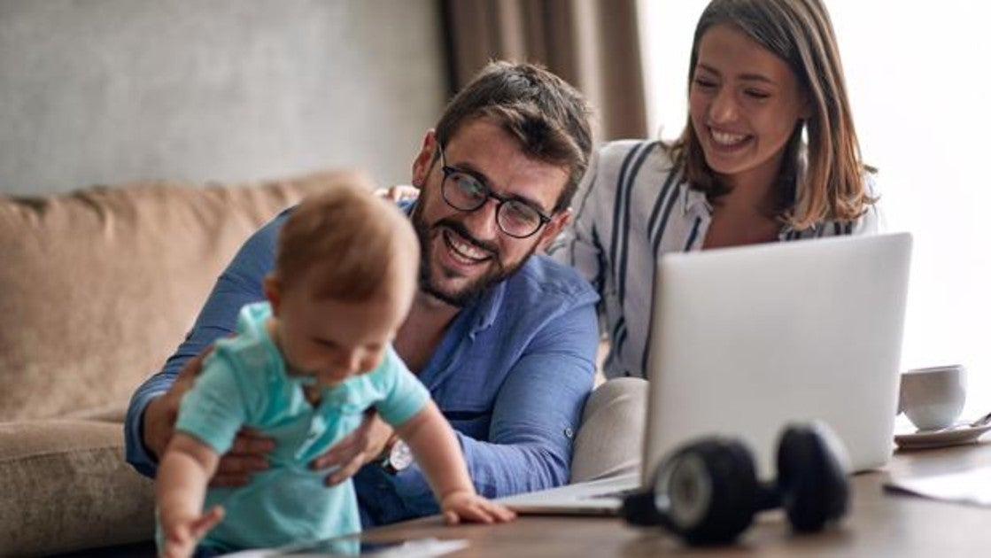 Familia trabajando y con su hijo