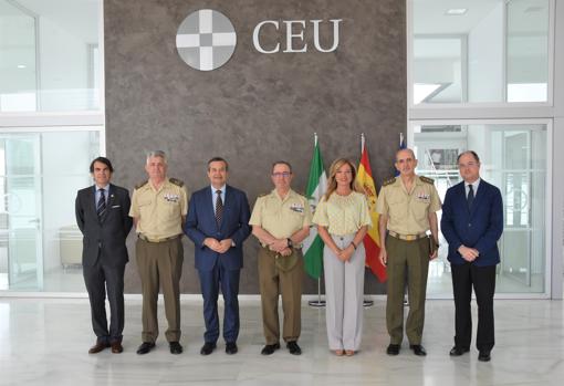 Jaime Javier Domingo Martínez (Director de Desarrollo de Mercado de CEU Andalucía); José Rodríguez García (General Adjunto al Jefe del Cuartel General de la Fuerza Terrestre); Juan Carlos Hernández Buades (CEO-Director General de CEU Andalucía); Juan Gómez de Salazar Mínguez (Teniente General Jefe de la Fuerza Terrestre del Ejército de Tierra); Mª Luisa Ríos Camacho (Directora del Colegio CEU San Pablo Sevilla); José Miguel Arroyo Carrillo (Coronel del Ejército de Tierra); y Enrique Belloso Pérez (Director de Responsabilidad Social Corporativa y Comunicación de CEU Andalucía)