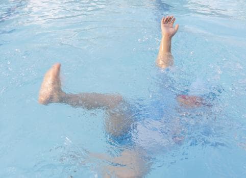 Los diez consejos para evitar el ahogamiento de niños en piscinas y playas