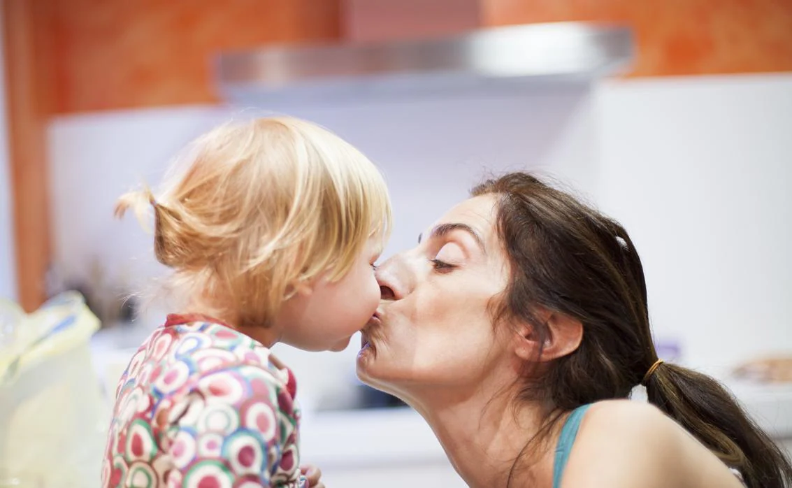 ¿Es correcto besar en la boca a tus hijos?