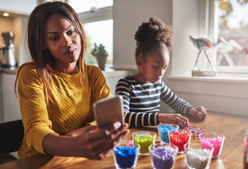 El 62% de madres limita en tiempo el uso de la tecnología a sus hijos sin tener en cuenta el contenido