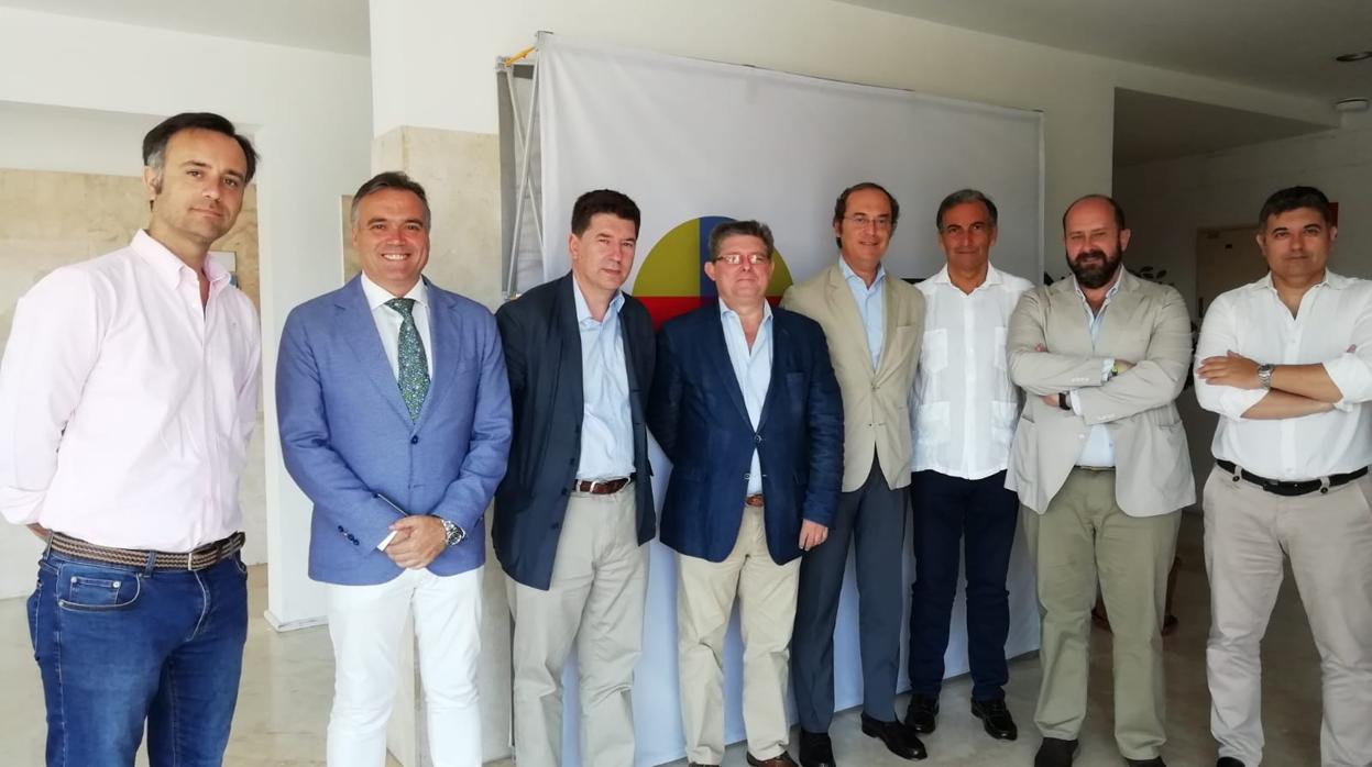 Grupo de profesores, junto al coordinador Felipe García de Pesquera, en la preparación previa del curso