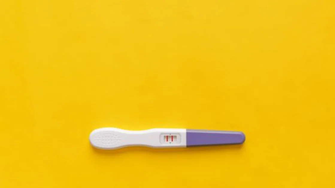El embarazo se confirma con dos rayas en un test de embarazo