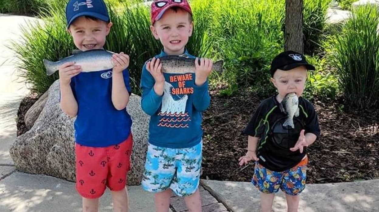 La imagen de Landon con sus dos hermanos mayores que se ha vuelto viral en internet