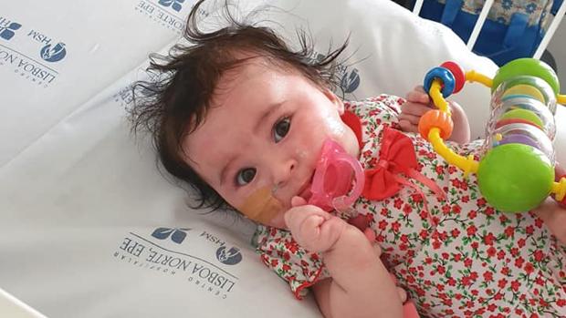 Matilde, la bebé de tres meses que ha sido tratada con el medicamento más caro del mundo, recibe el alta