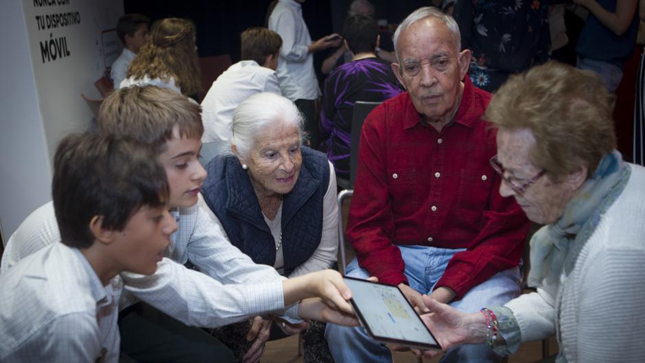 Mayores y jóvenes plantan cara a la brecha digital