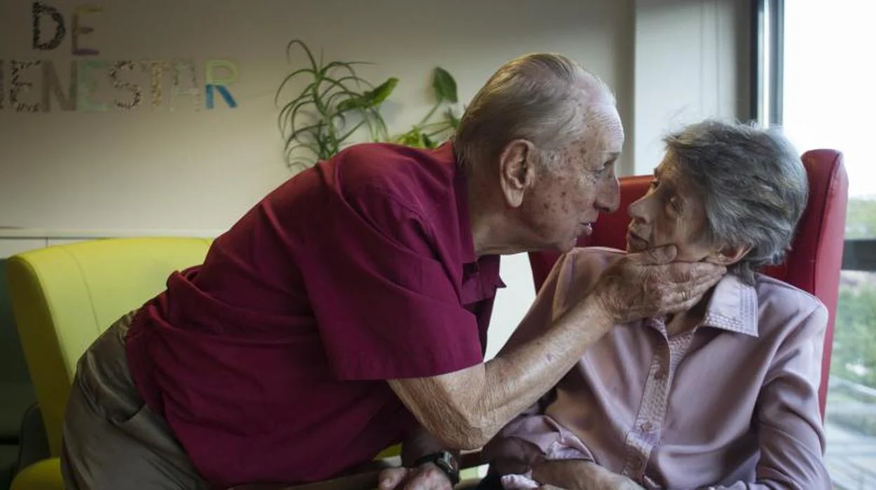 Jorge, de 87 años, asegura que «aunque Cinta no pueda expresarlo, nuestro amor persiste, sigue vivo»