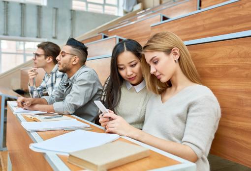 Nueve de cada diez jóvenes en edad universitaria utiliza el móvil en clase