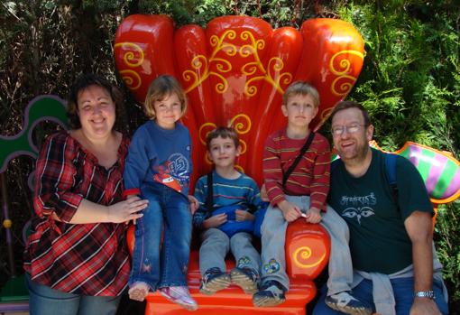 La familia al completo durante su visita a DisneyLand Paris