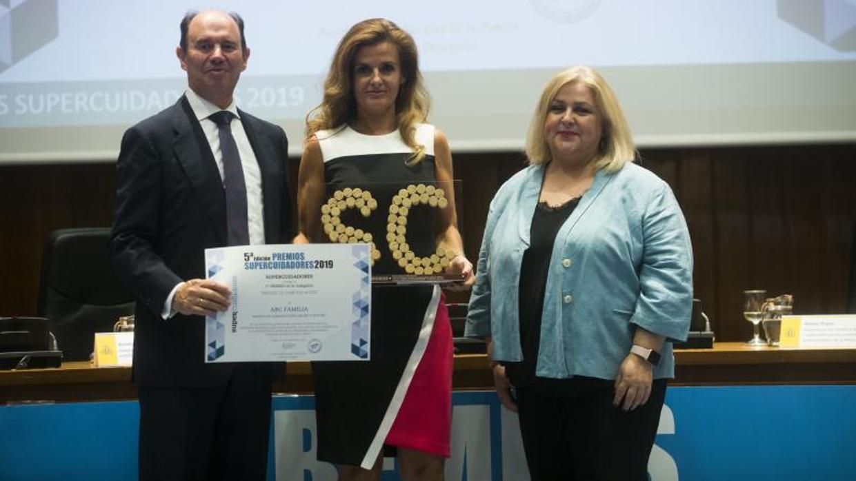 En la imagen, Aurelio López-Barajas, consejero delegado de SuperCuidadores; Laura Peraita, jefa de ABC Familia y Ana Isabel Lima, Secretaria de Estado de Servicios Sociales