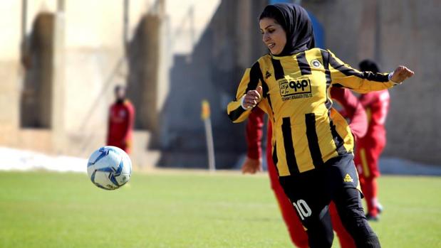 Jugando al fútbol con «hiyab»: así rompen barreras las mujeres iraníes