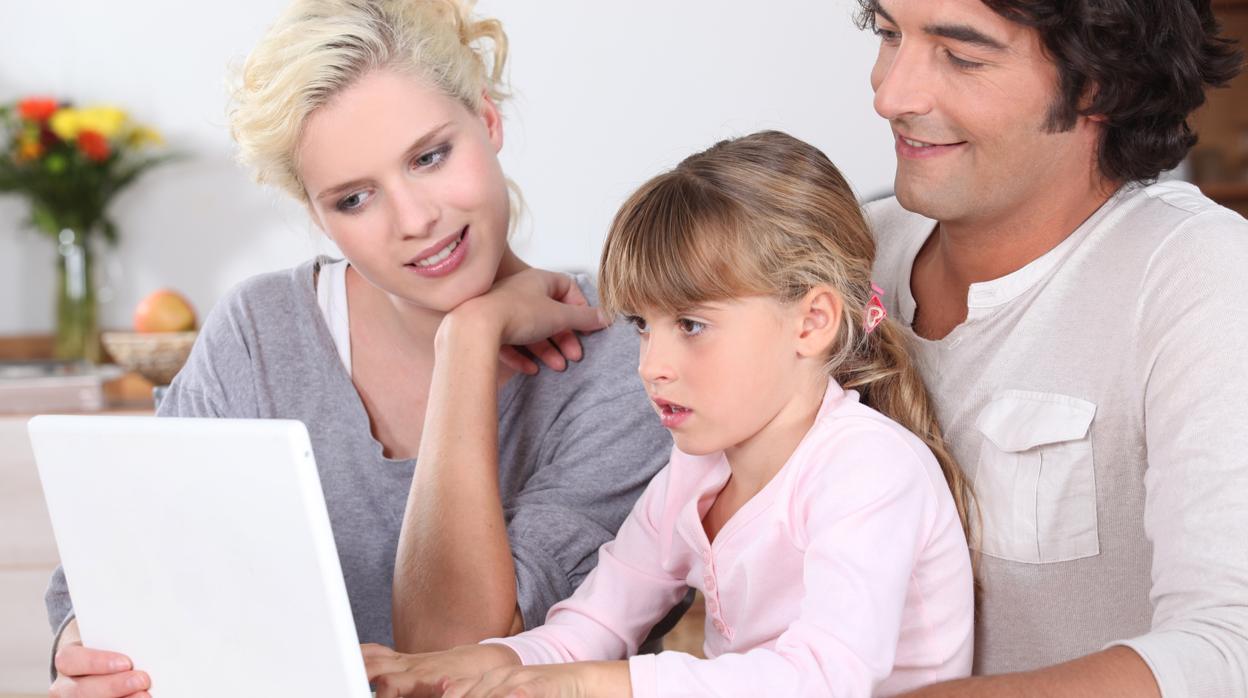 Padres españoles adictos a internet: 6 de cada 10 progenitores pasan más de 3 horas al día conectados