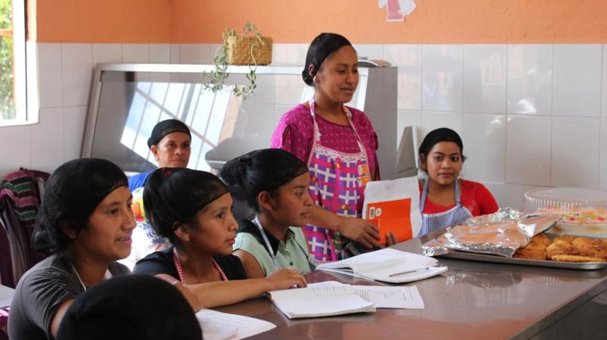 Mujeres del Centro de capacitación de la Mujer Rural Ixoqui aprendiendo repostería