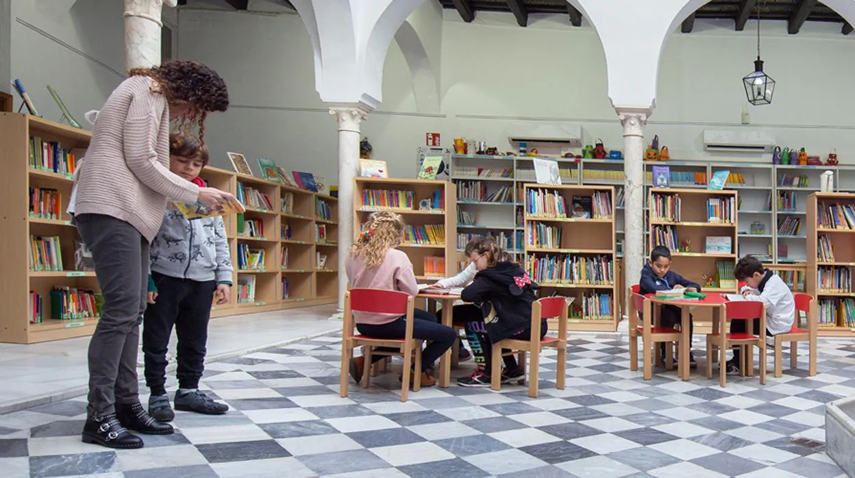 El plan de un colegio sevillano que ha disparado el préstamo de libros de su biblioteca en un 70%